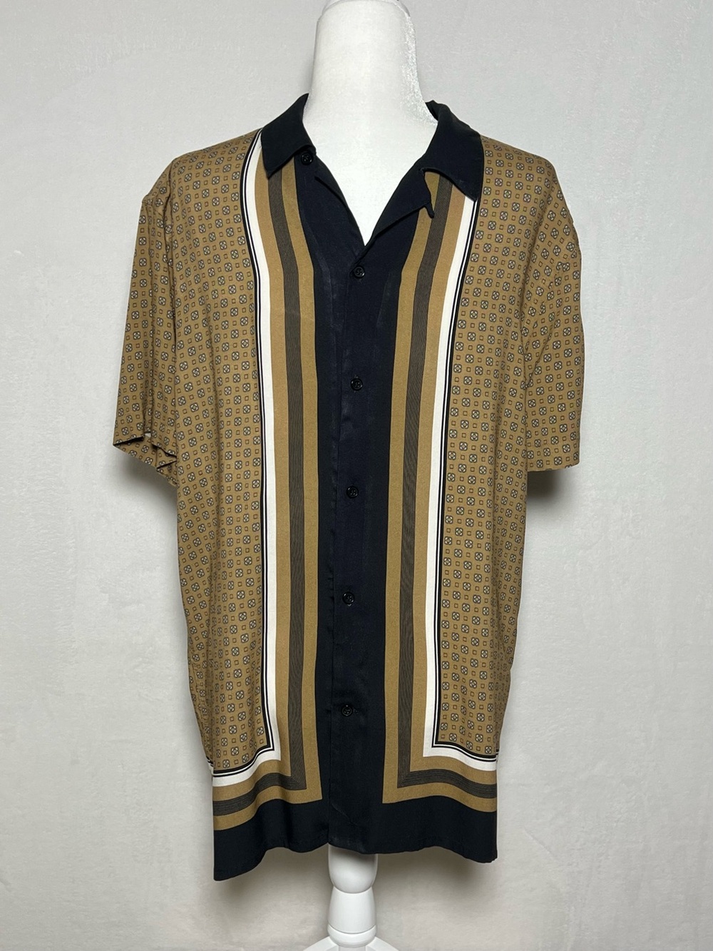 EXPRESS Short Sleeve Button Down Shirt in Brown Black and White Print - size M